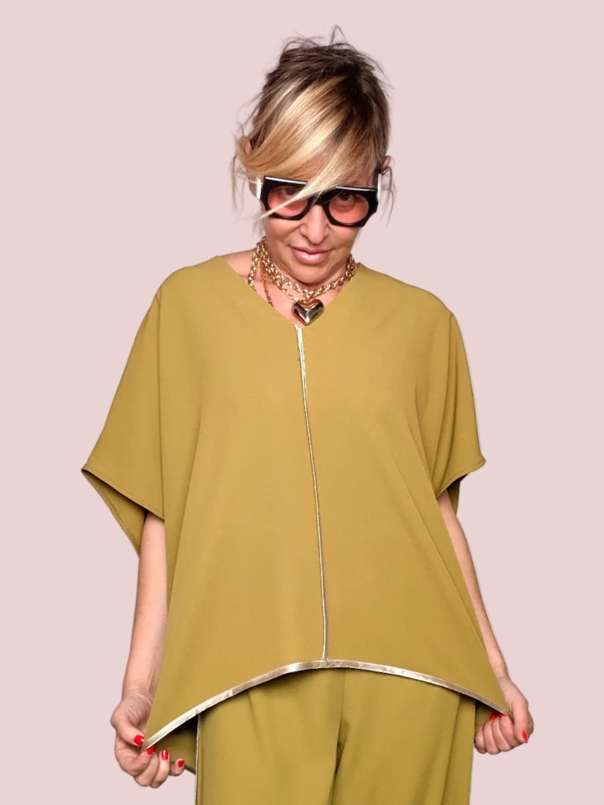Casacca oversize con scollo a V e profili a contrasto