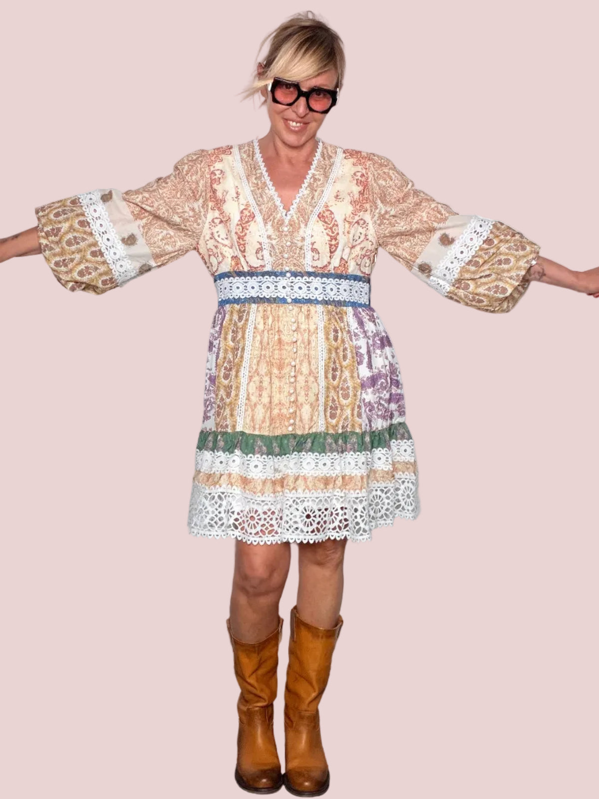 Abito corto paisley con pizzo macramé