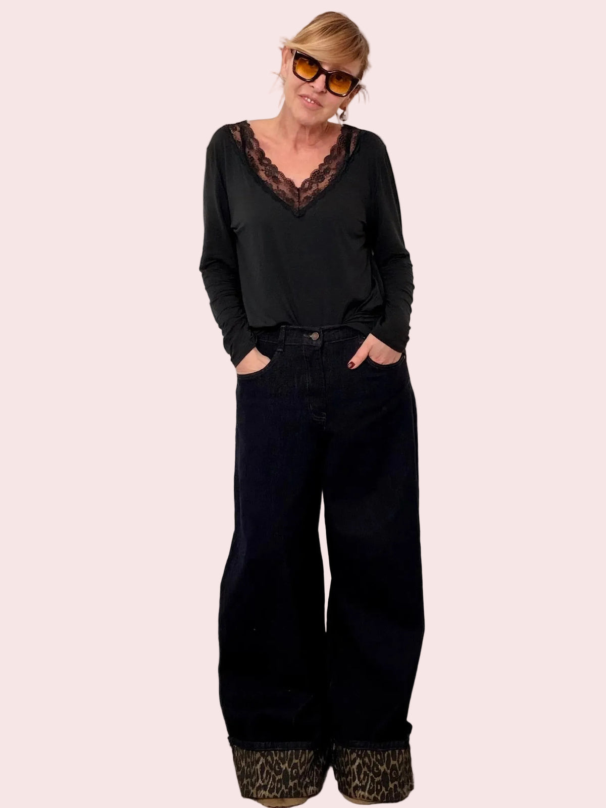 Jeans over a gamba larga con risvolto animalier