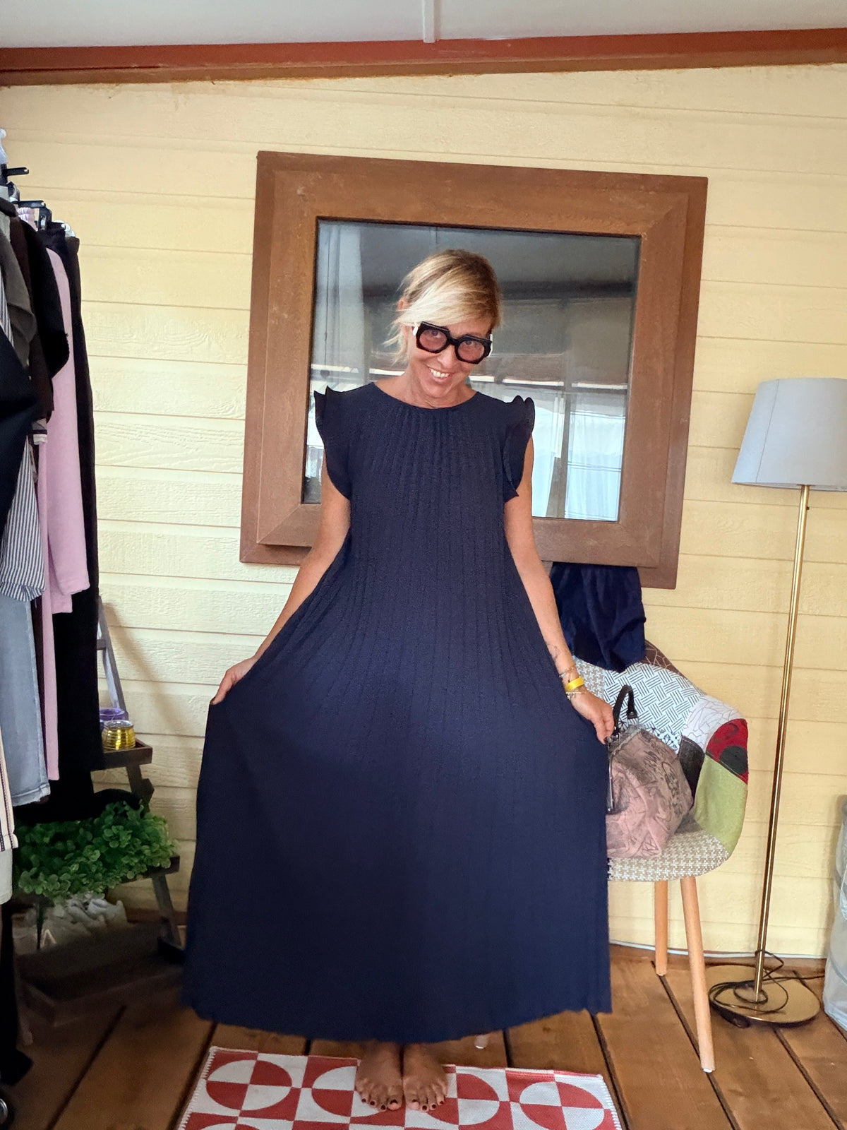 Abito Maxi Plissé – Maniche a Farfalla e Silhouette a Trapezio
