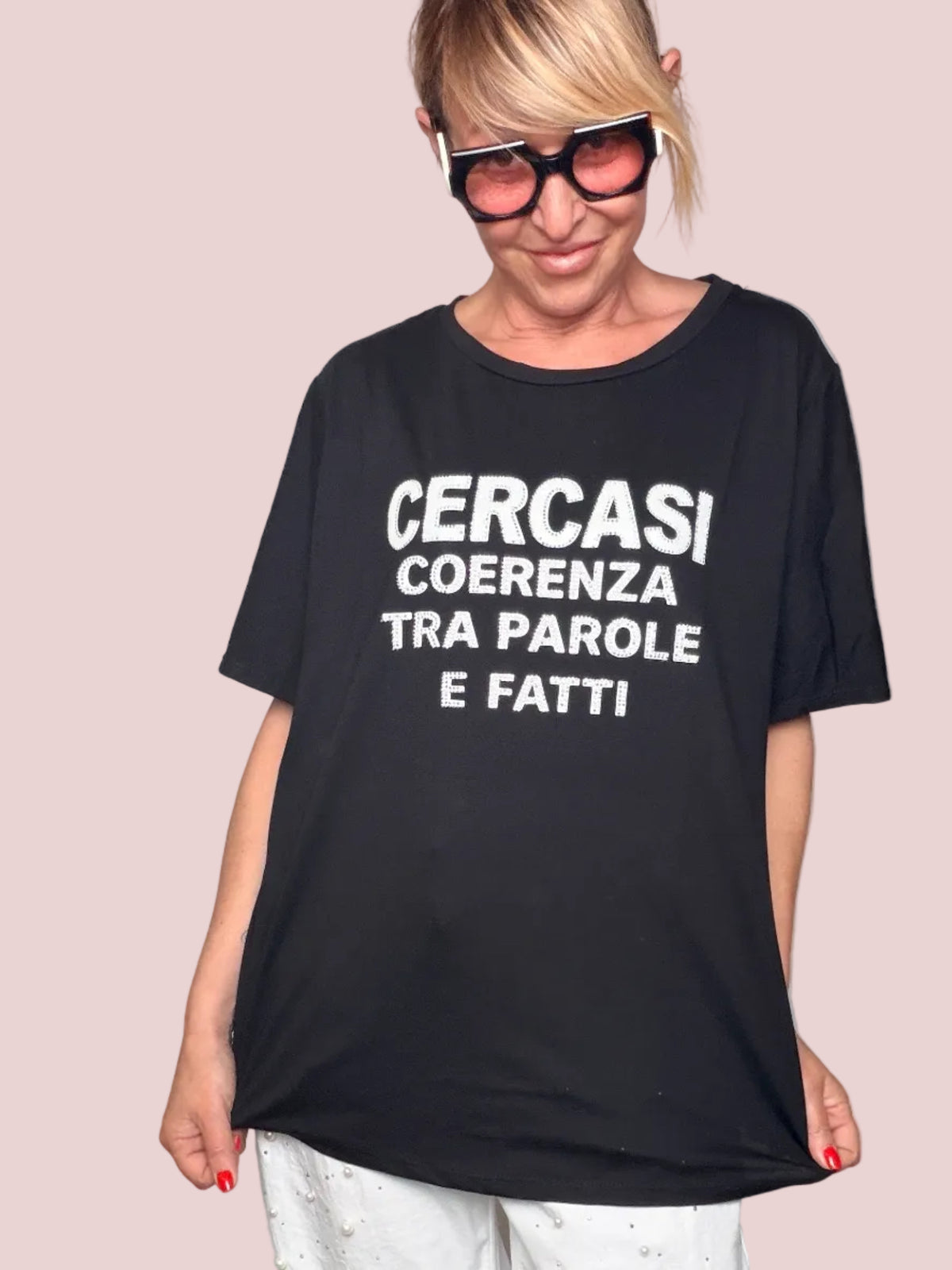 T-shirt "Cercasi Coerenza Tra Parole e Fatti" – Nero