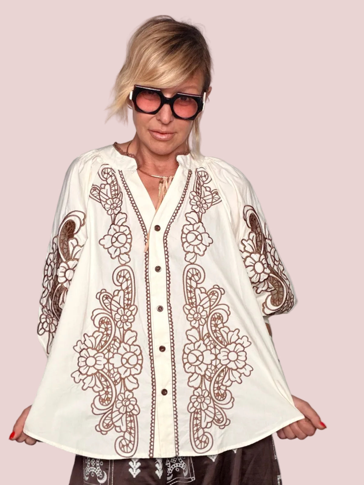 Camicia Boho Folk con Ricamo Floreale – Avorio/Marrone