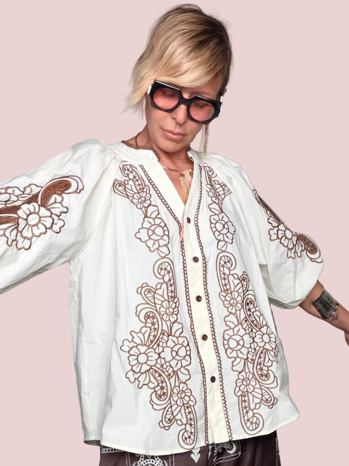 Camicia Boho Folk con Ricamo Floreale – Avorio/Marrone