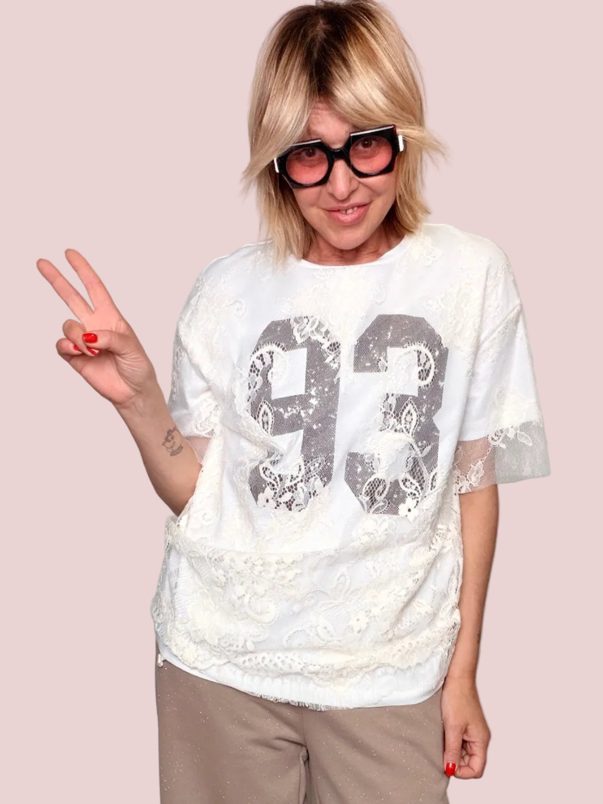 T-Shirt Oversize con Pizzo Floreale e Grafica "93"