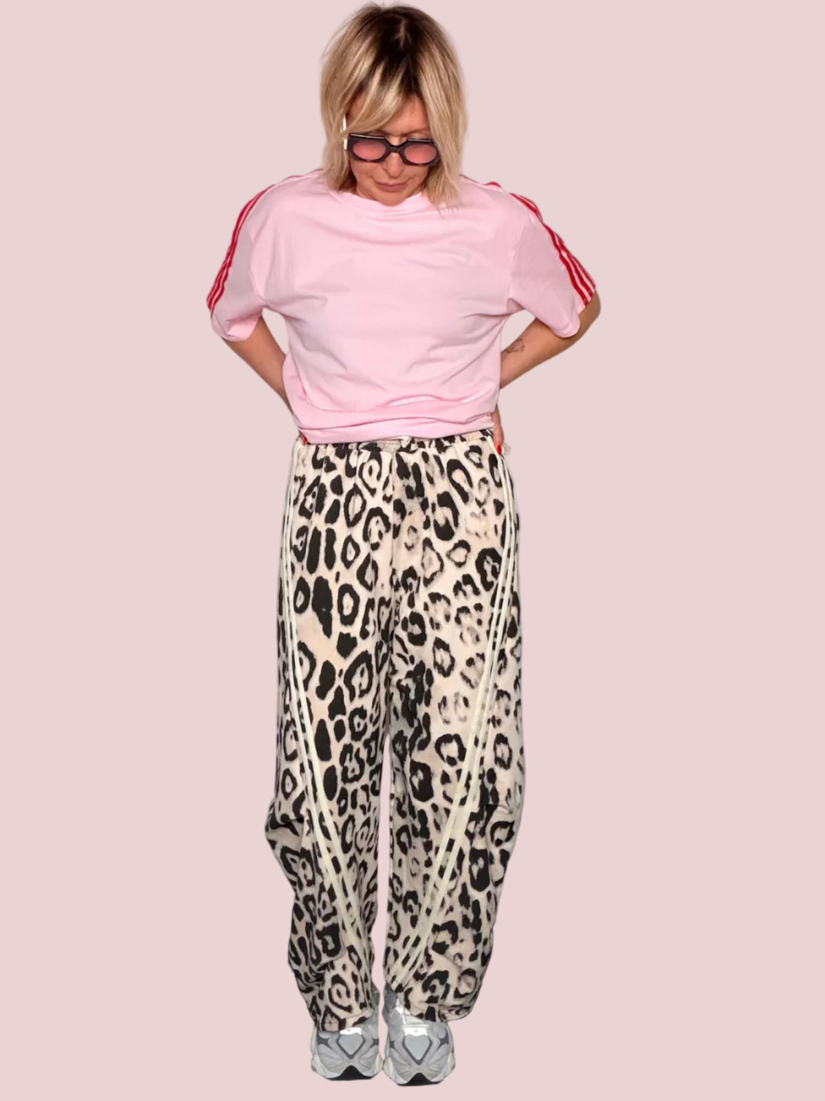 Pantalone Wide Leg Leopardato con Bande Laterali — Vita Elastica con Coulisse