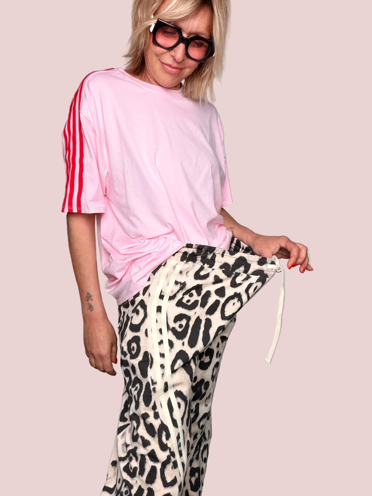 Pantalone Wide Leg Leopardato con Bande Laterali — Vita Elastica con Coulisse
