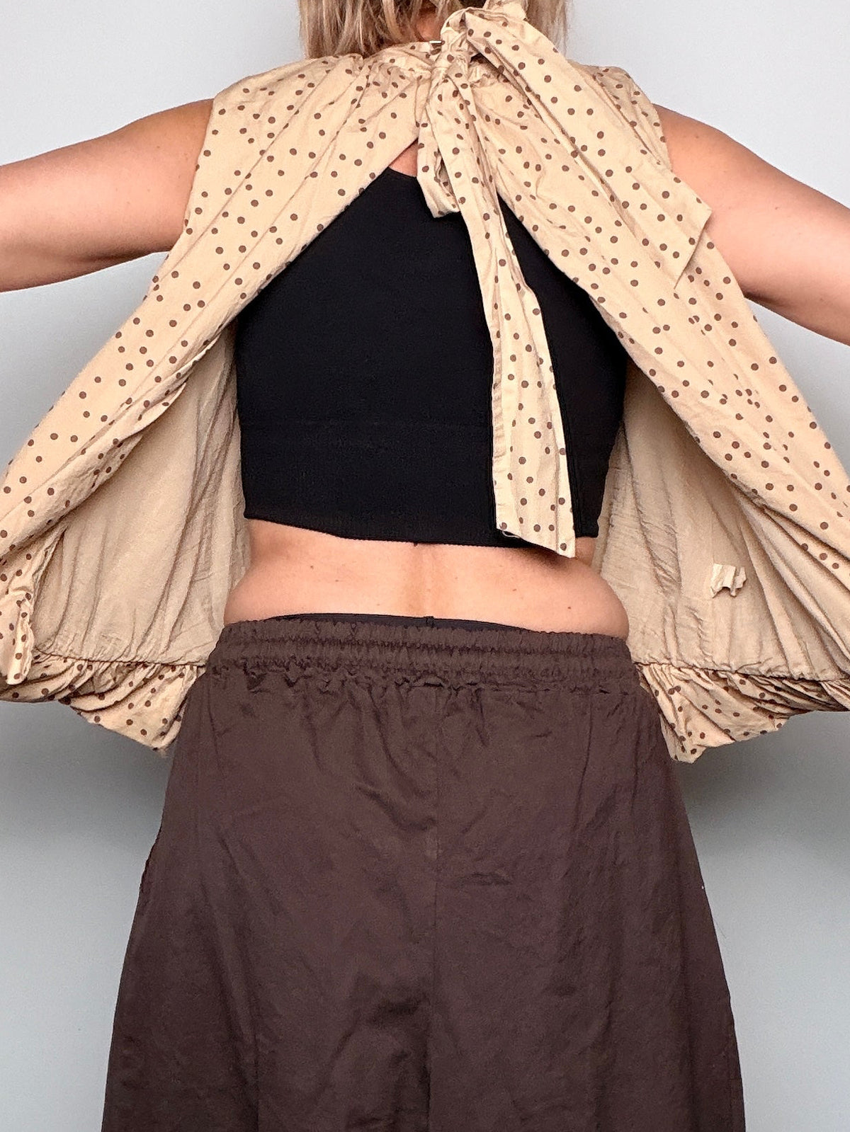 Blusa Pois Schiena Aperta con Fiocco