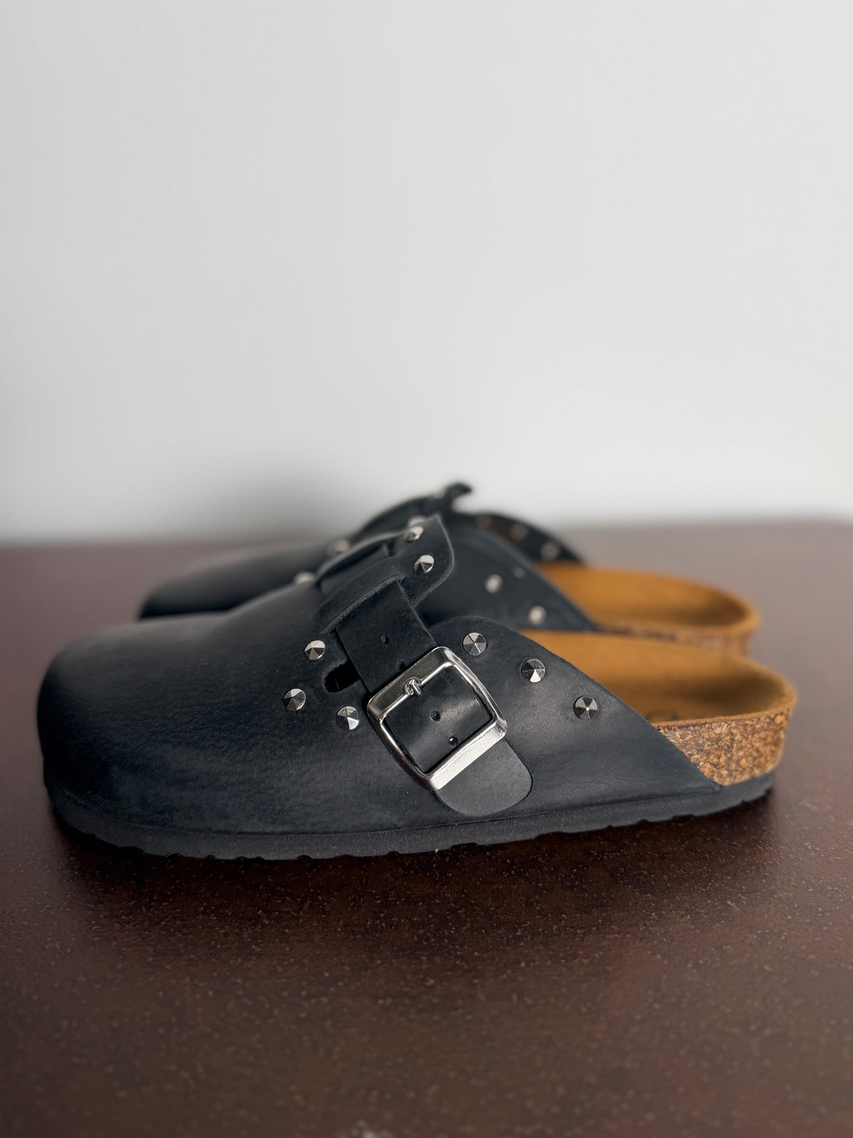 Sabot Clog in Pelle – Borchie Argento e Fibbia