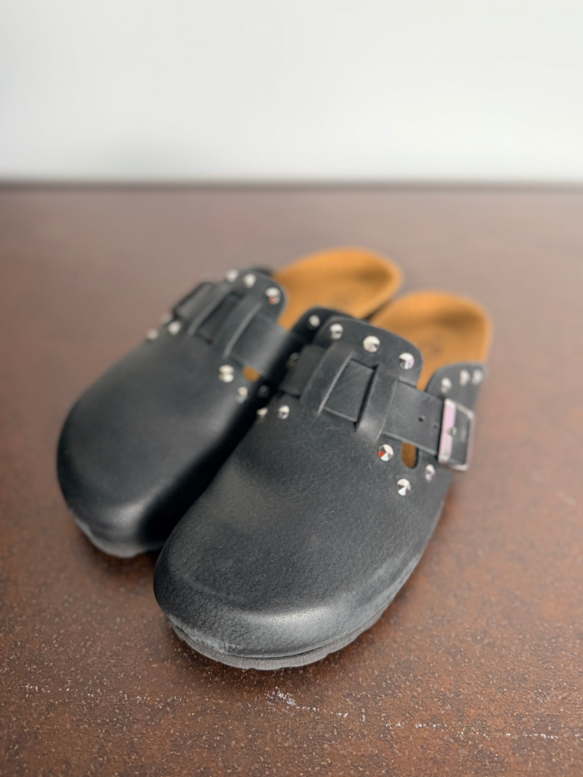 Sabot Clog in Pelle – Borchie Argento e Fibbia