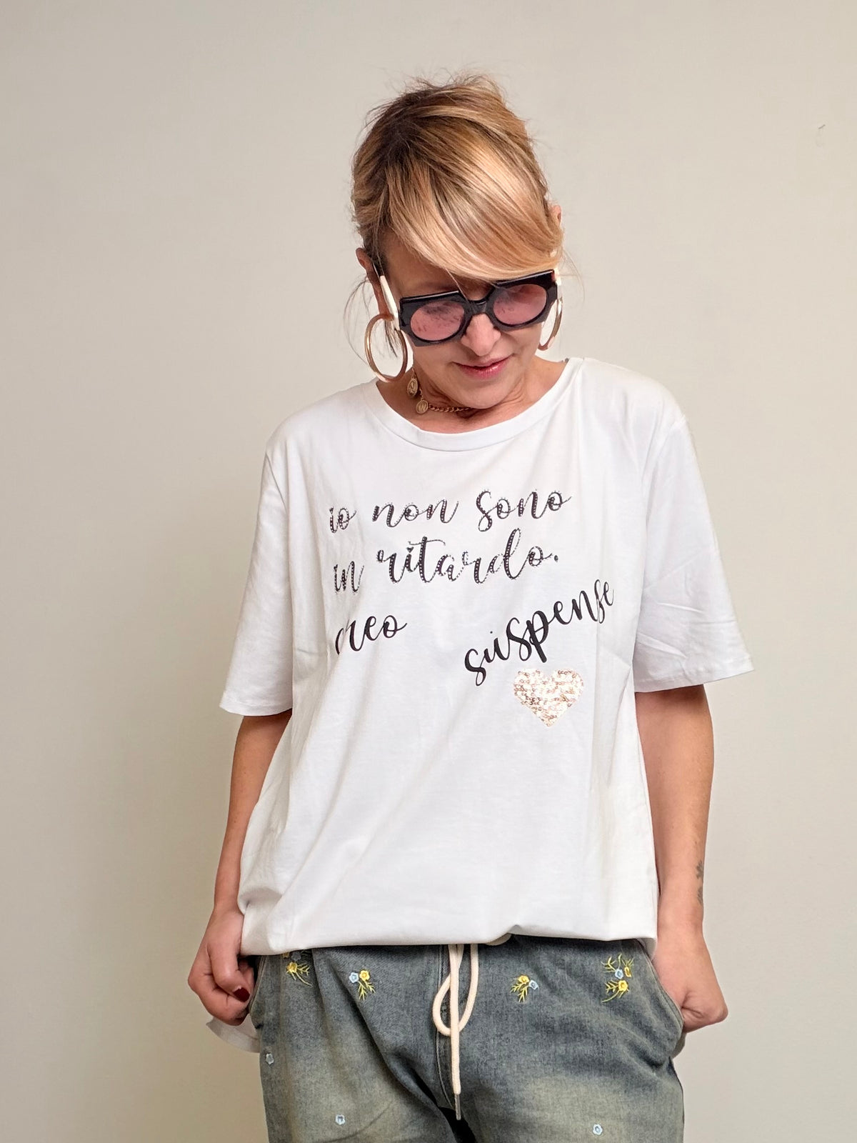 T-shirt over con scritta ironica e dettaglio luminoso
