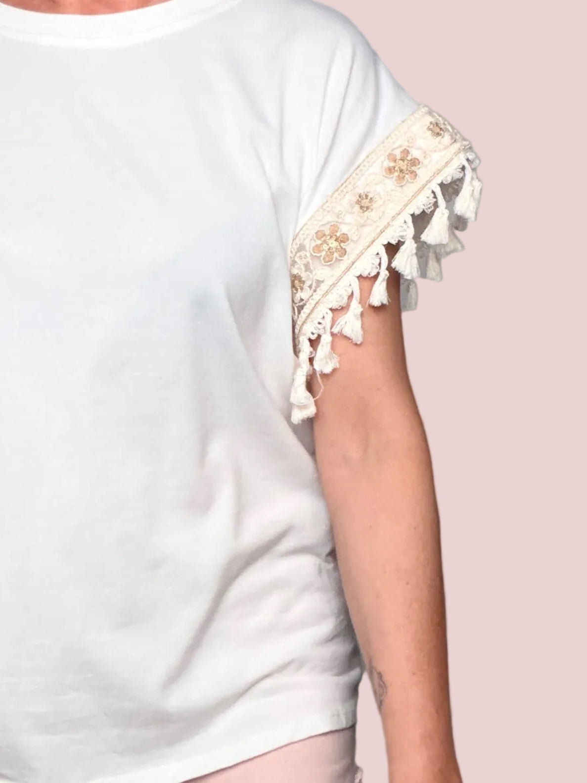 T-shirt 90% Cotone con Bordo Pizzo Macramé e Nappine