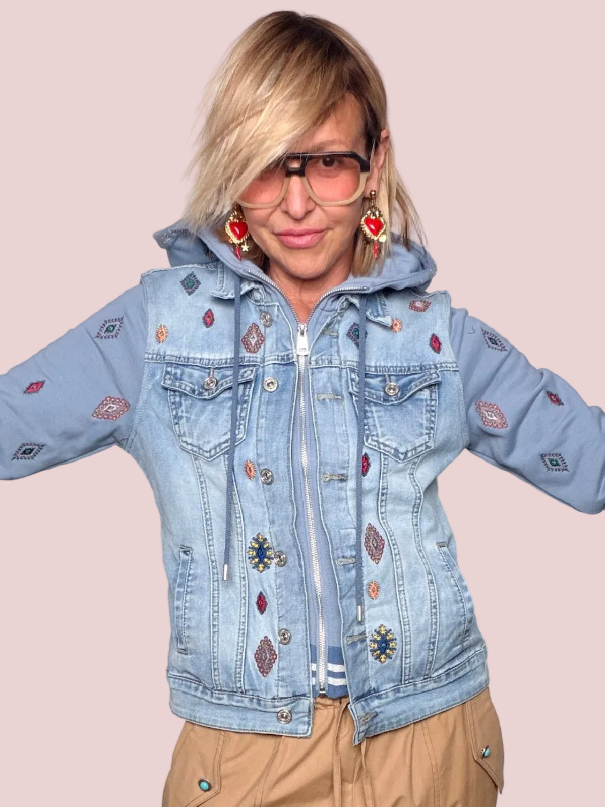 Giacca Ibrida Denim e Felpa con Ricami Etnici e Cappuccio