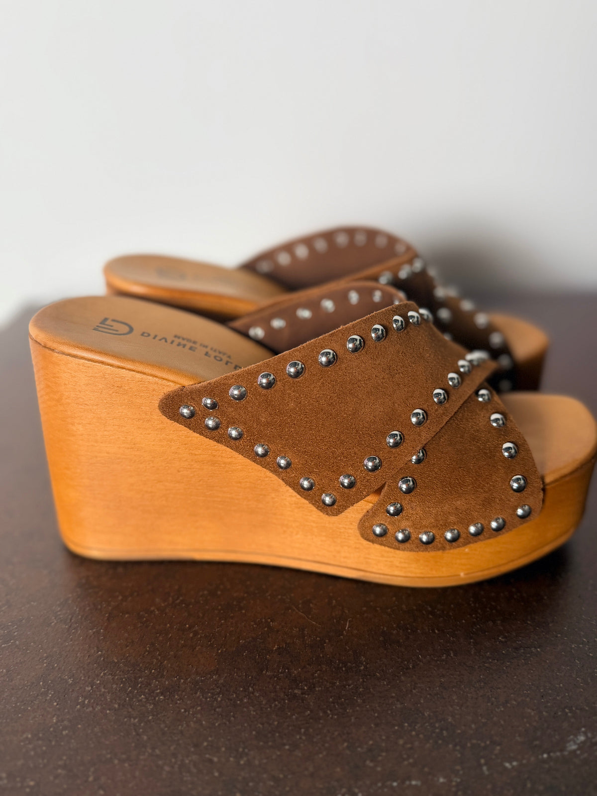 Zoccolo con Zeppa e Borchie in Camoscio — Divine Follie