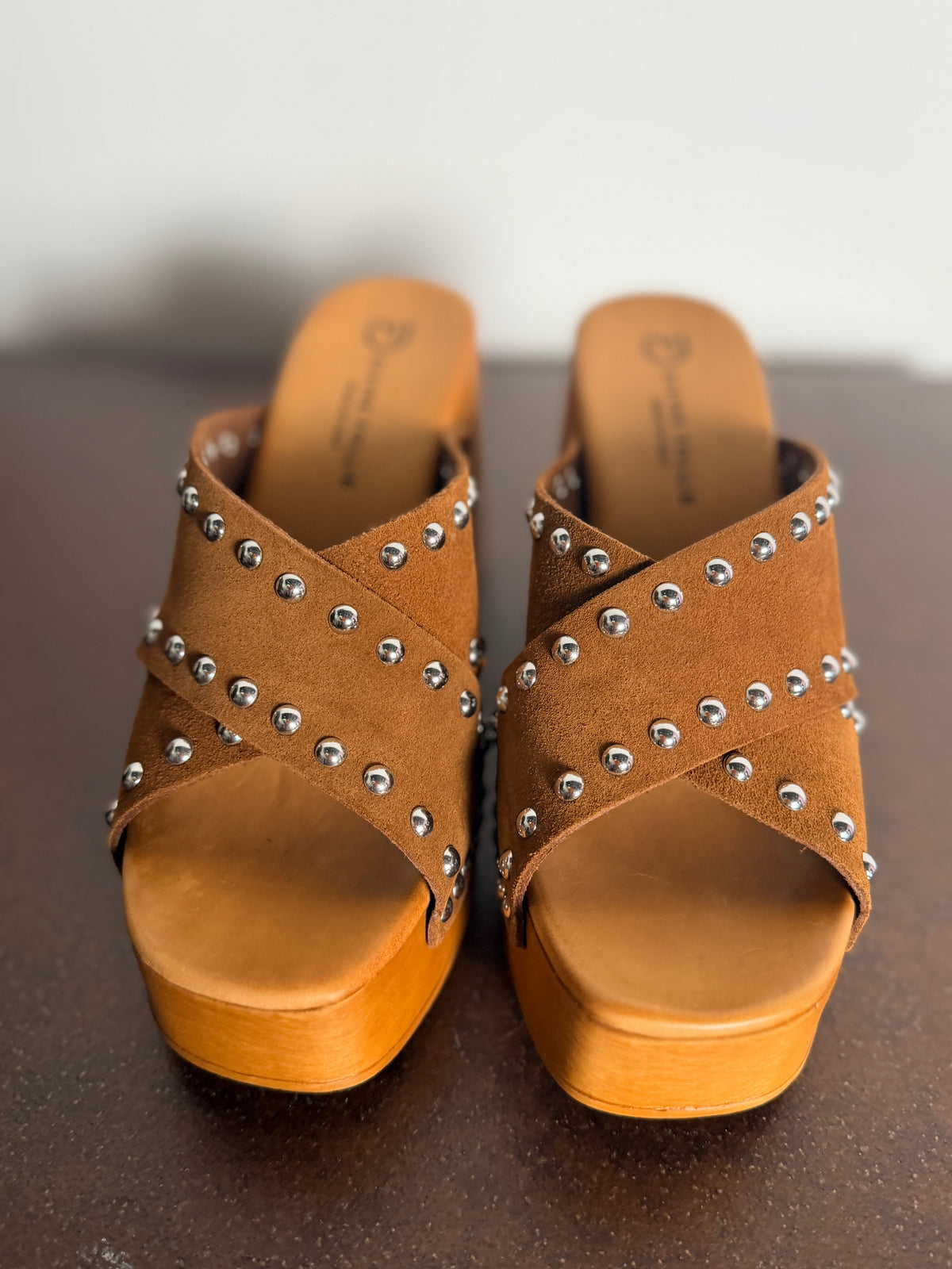 Zoccolo con Zeppa e Borchie in Camoscio — Divine Follie