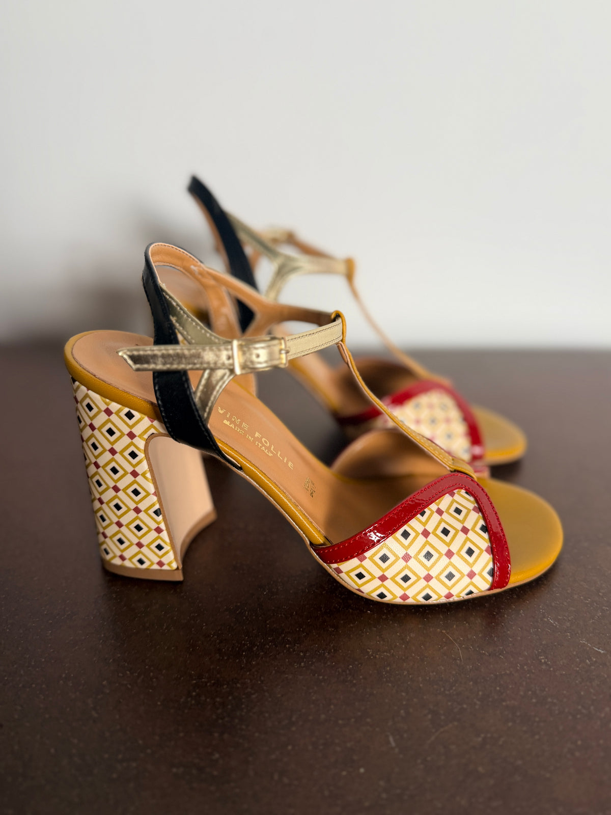 Sandalo con Tacco Geometrico T-Bar — Divine Follie
