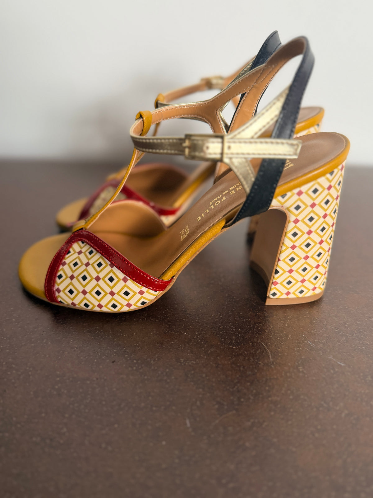 Sandalo con Tacco Geometrico T-Bar — Divine Follie