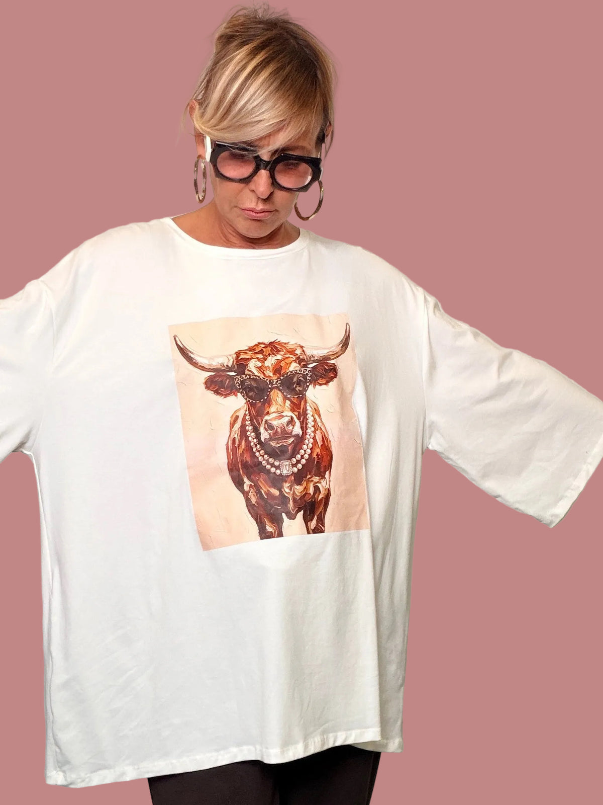 T-shirt over color latte con stampa toro