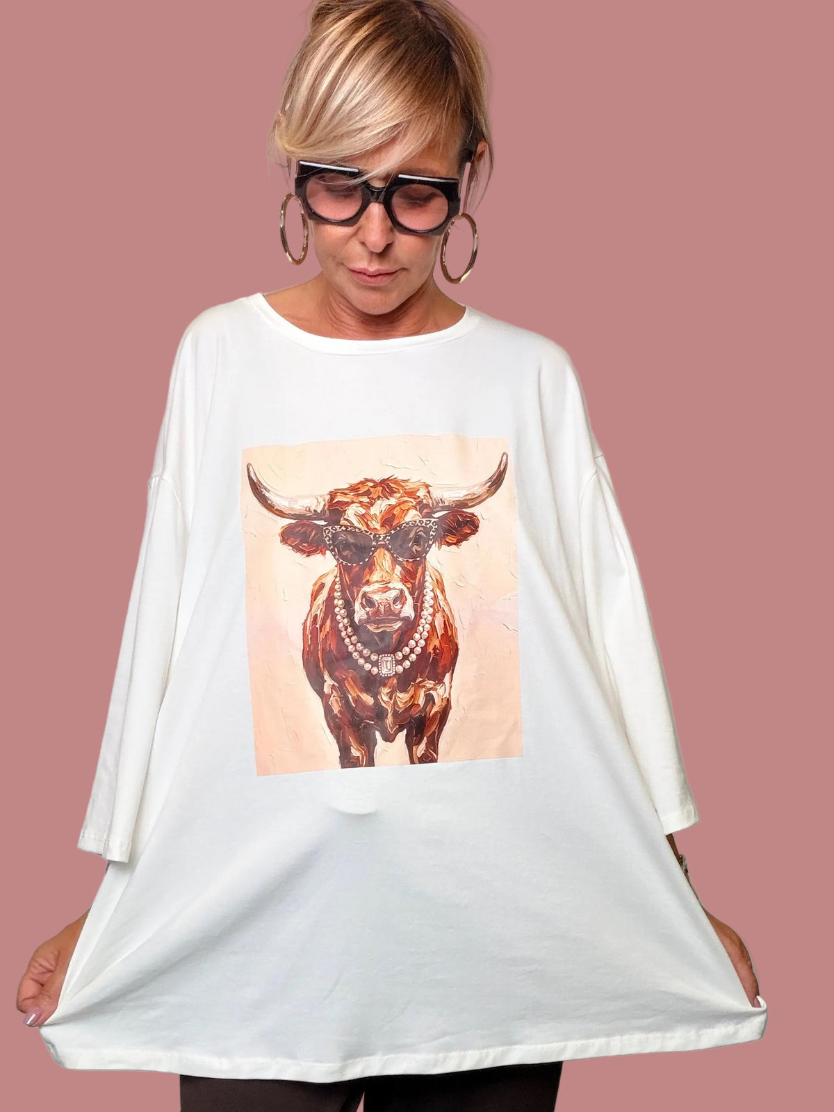 T-shirt over color latte con stampa toro