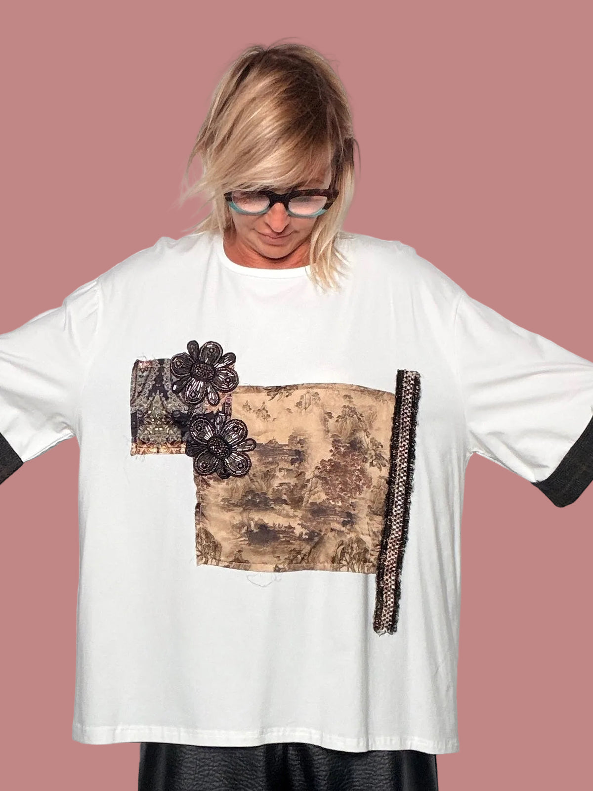 T-shirt over con applicazioni pizzo