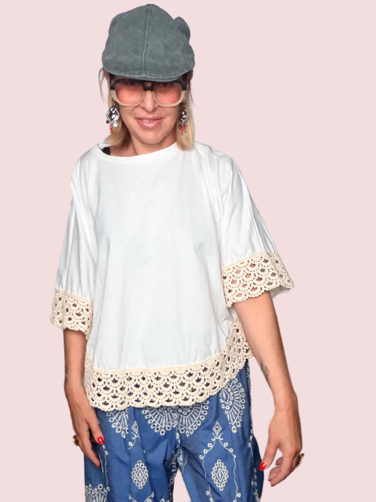 T-Shirt Poncho Oversize Bianca con Balza in Pizzo Crochet Panna
