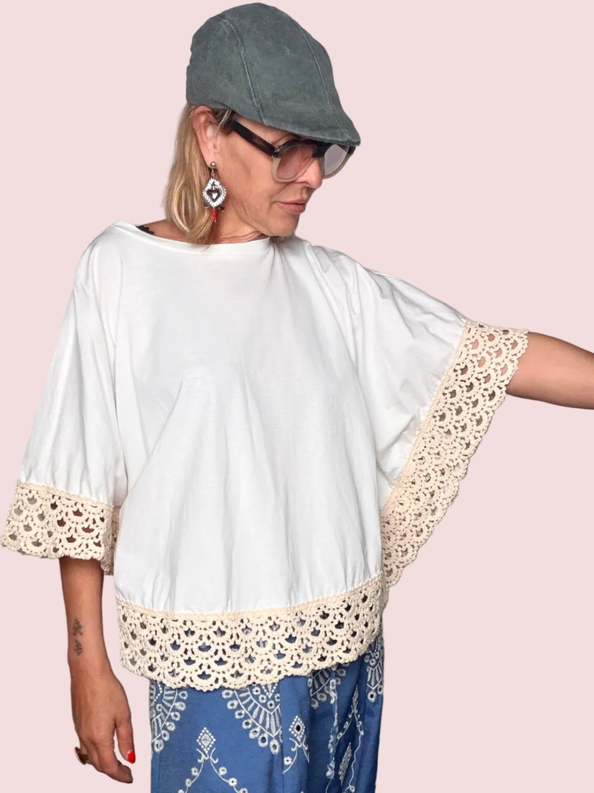 T-Shirt Poncho Oversize Bianca con Balza in Pizzo Crochet Panna