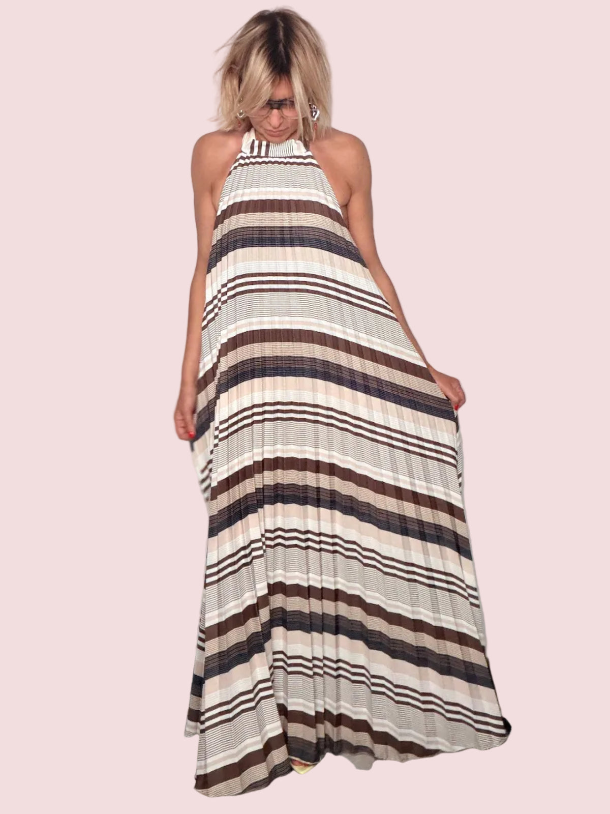Abito Maxi Halter-Neck Plissettato a Righe con Schiena Scoperta