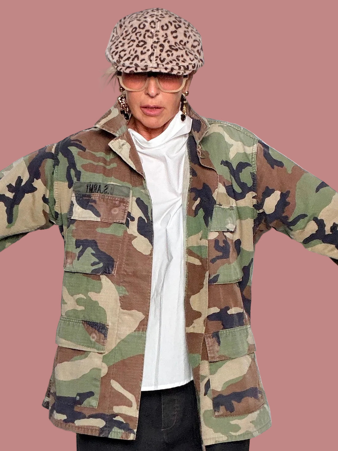 Giacca militare camouflage con maxi stampa floreale sul retro
