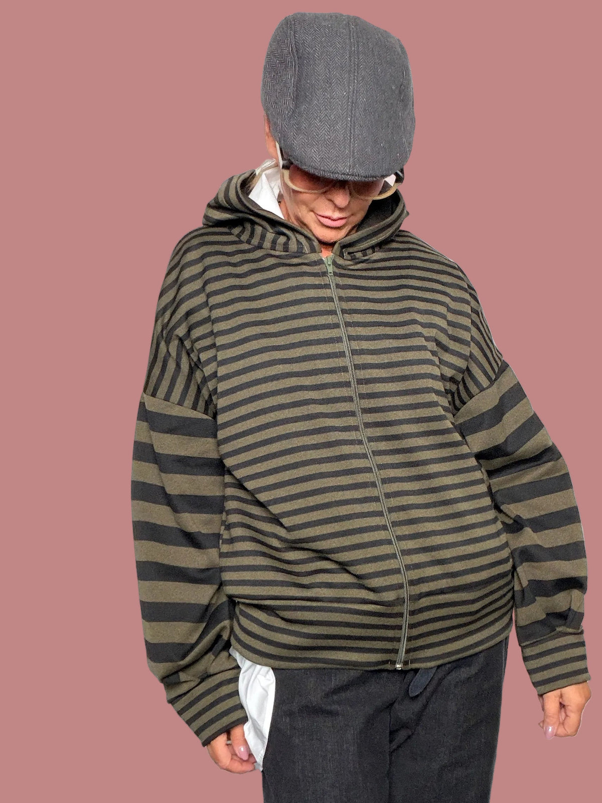 Felpa con cappuccio a righe beige e grigio