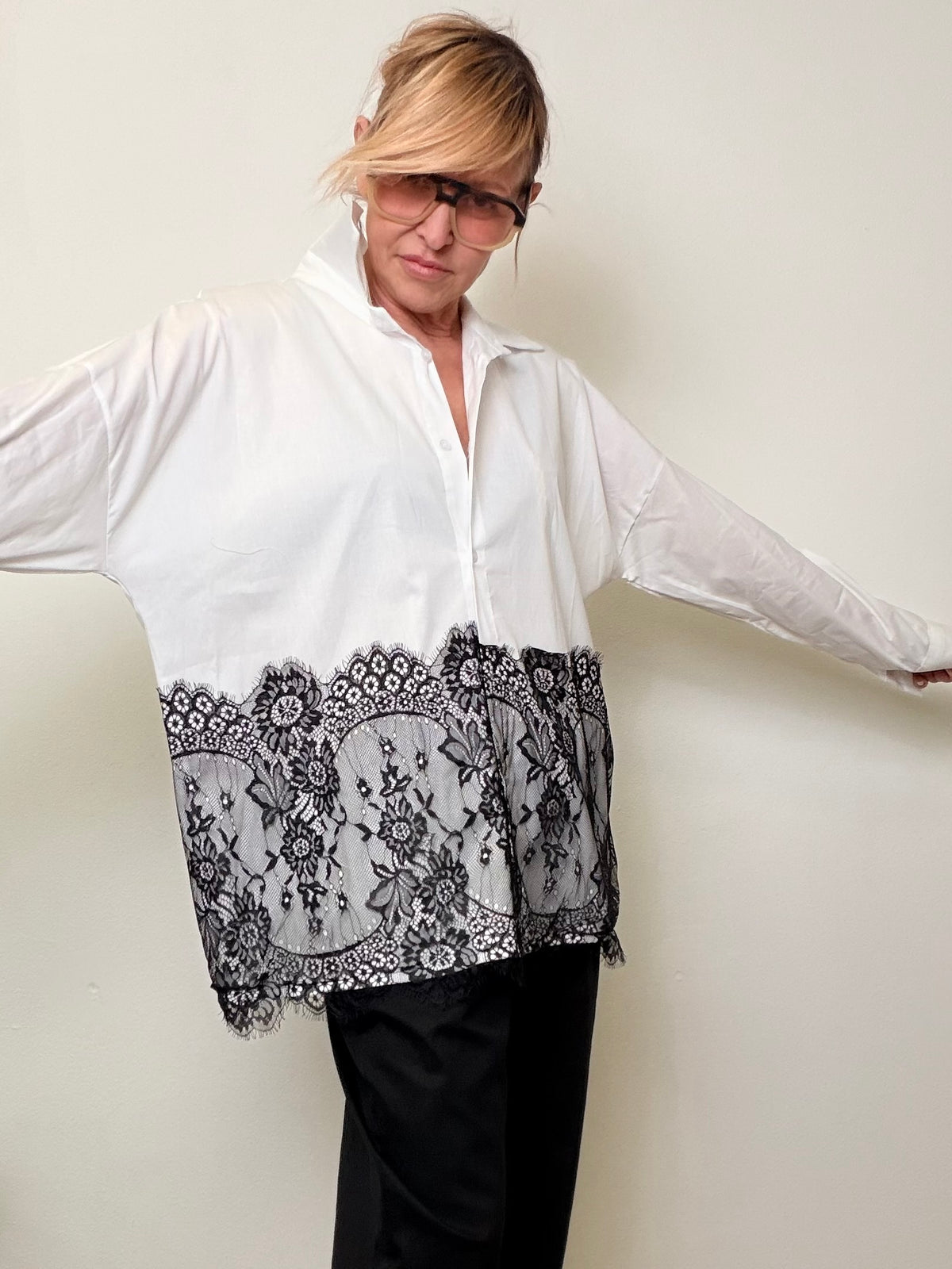 Camicia Over con Inserto in Pizzo – Eleganza che non chiede permesso