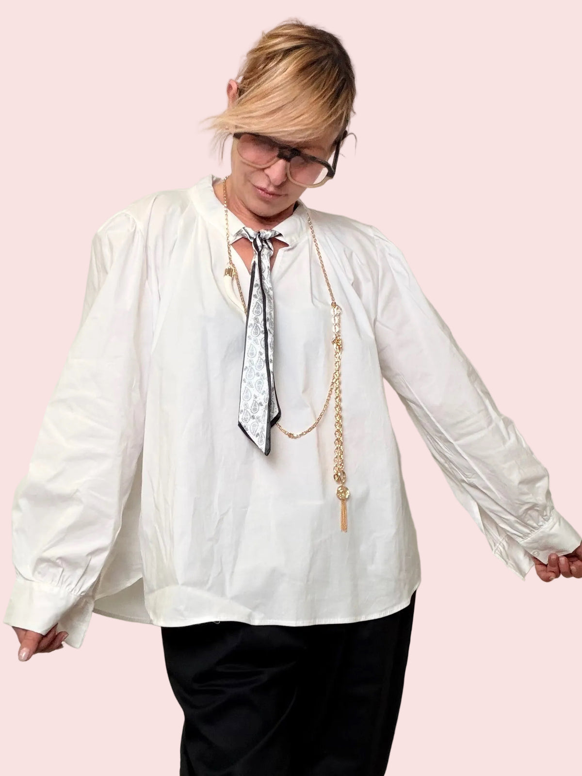 Camicia Over con Cravattino – Classica davanti, ribelle dentro