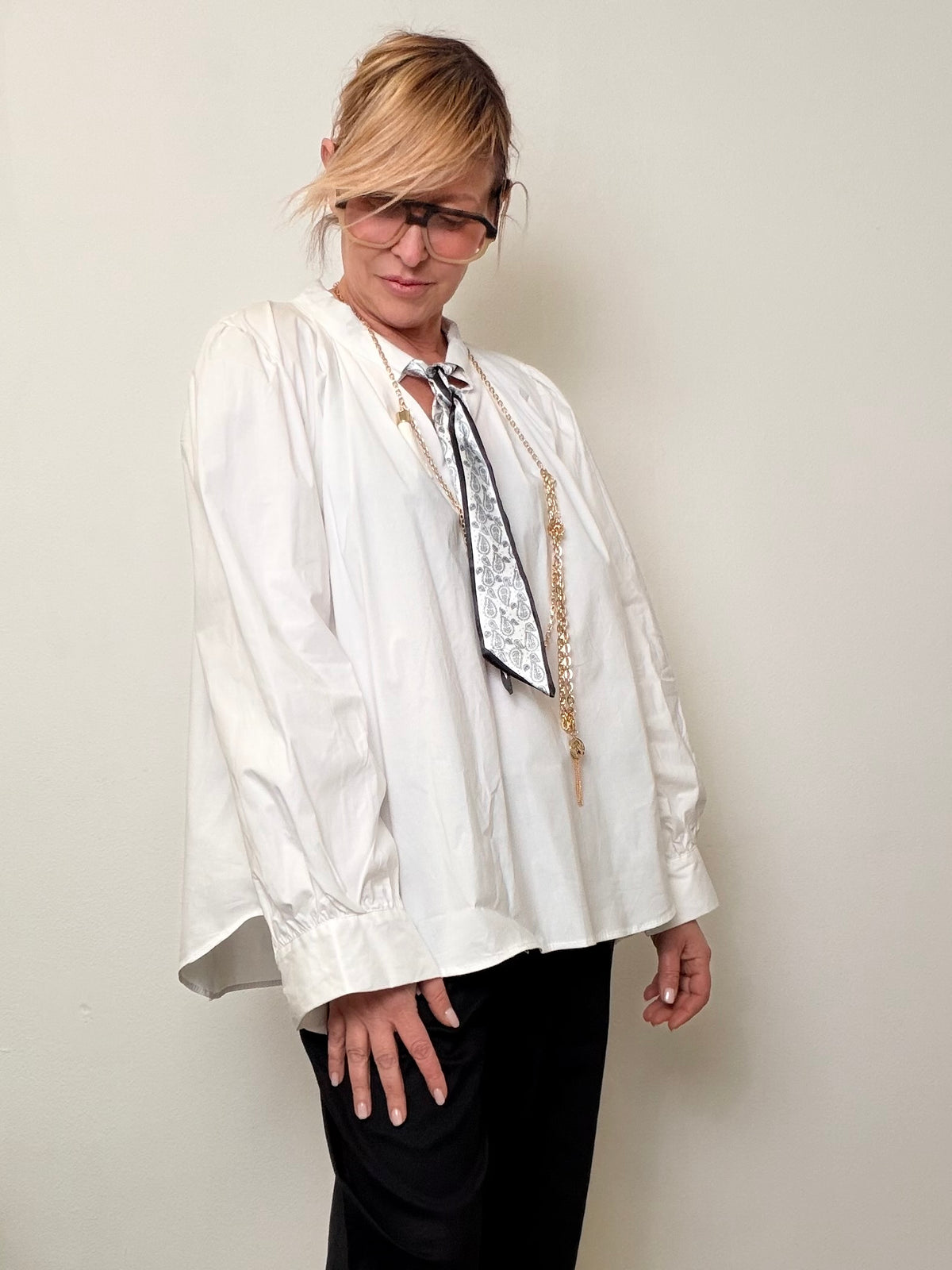 Camicia Over con Cravattino – Classica davanti, ribelle dentro