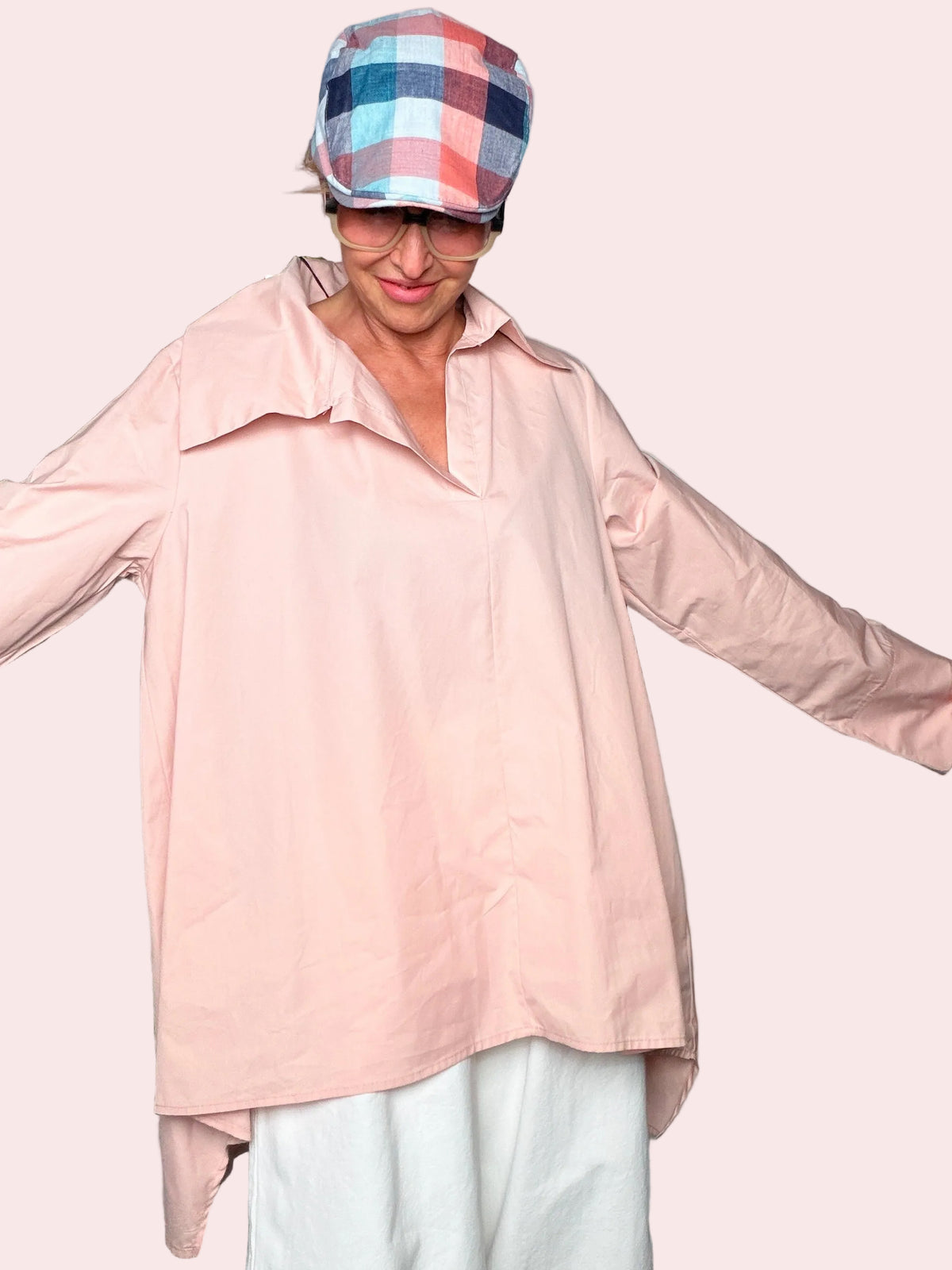 Camicia Over con Colletto Asimmetrico – Un lato avanti, l’altro sorprende