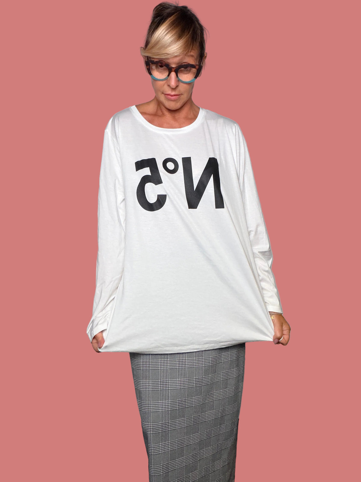 Maglia bianca da donna a manica lunga con stampa grafica nera sul davanti
