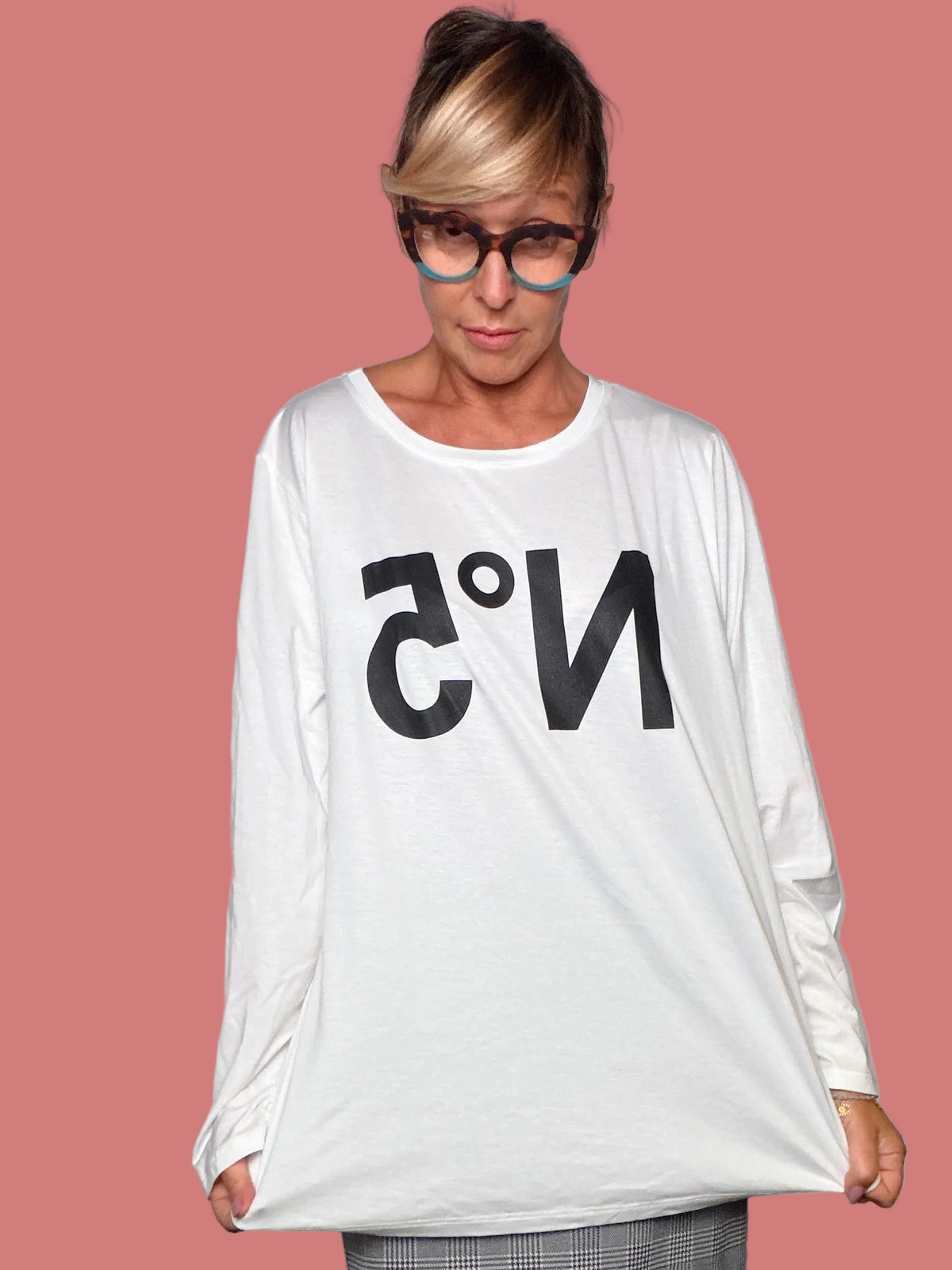 Maglia bianca da donna a manica lunga con stampa grafica nera sul davanti