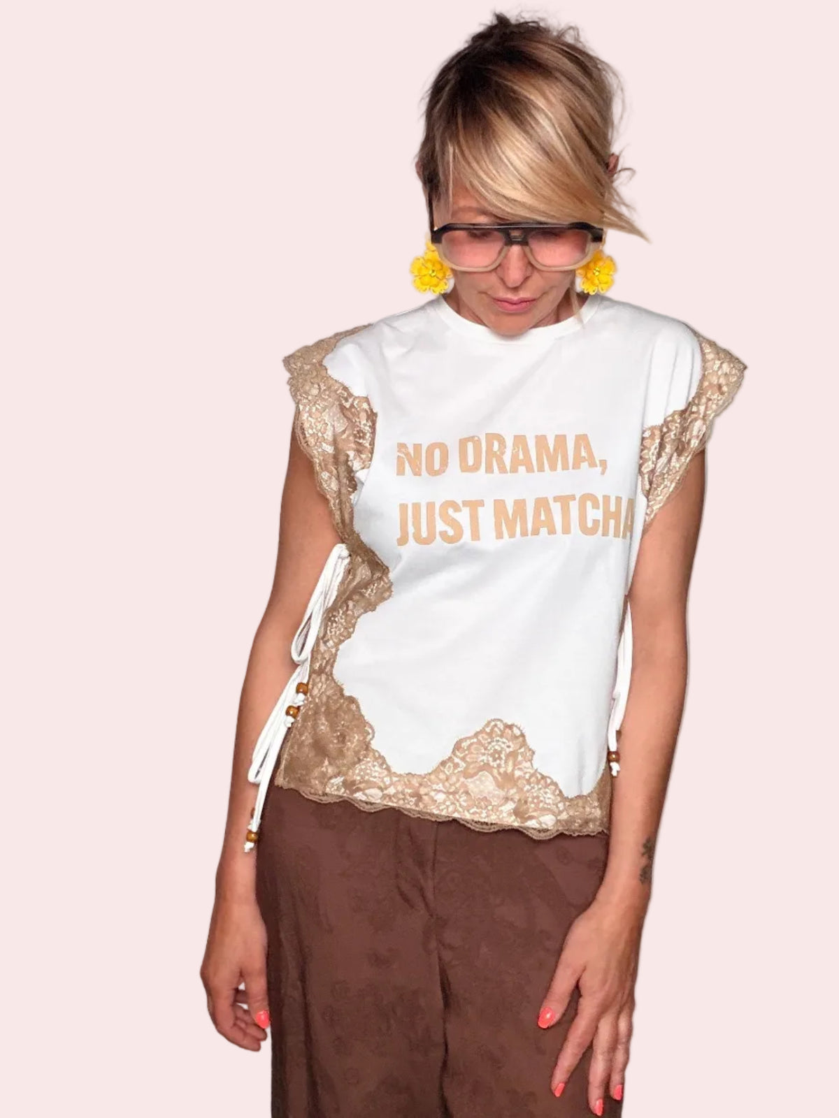 T-Shirt "No Drama, Just Matcha" con Pizzo e Laccetti