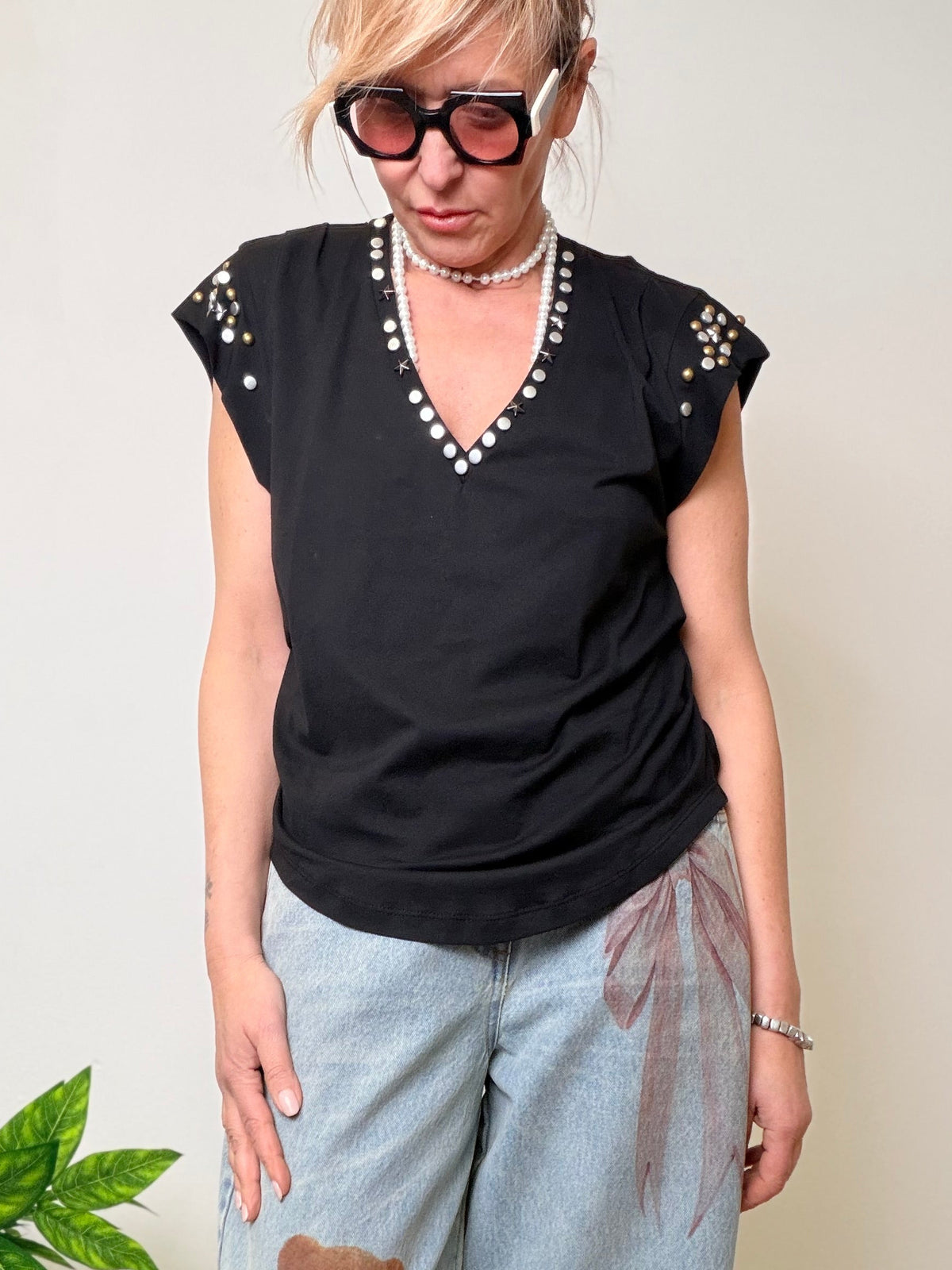 T-shirt con borchie