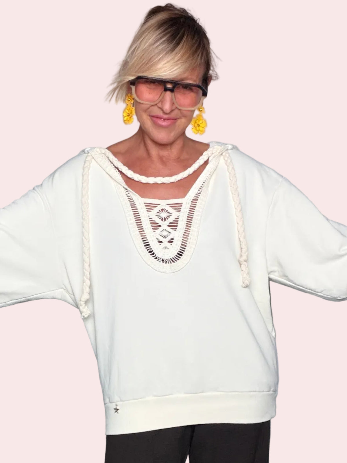 Felpa Oversize con Inserto in Pizzo e Cappuccio Intrecciato — Panna