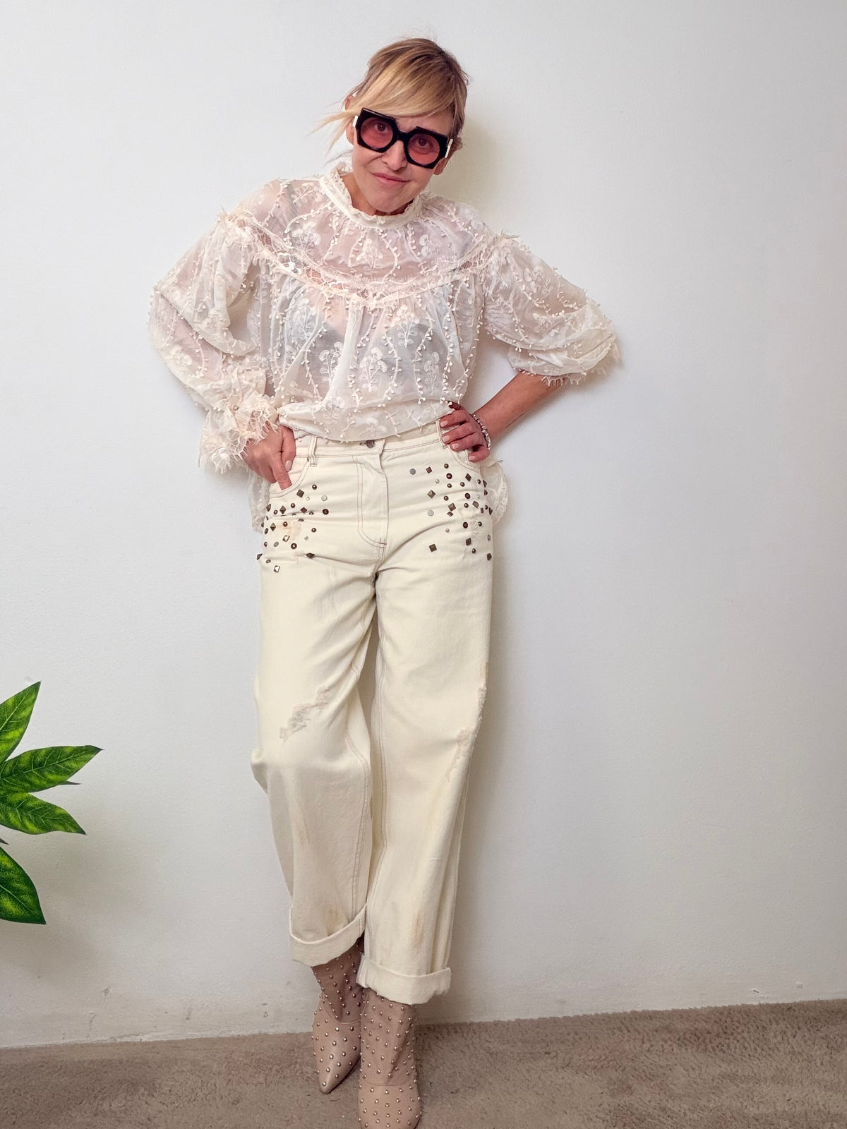 Jeans con borchie e lavaggio caratterizzato