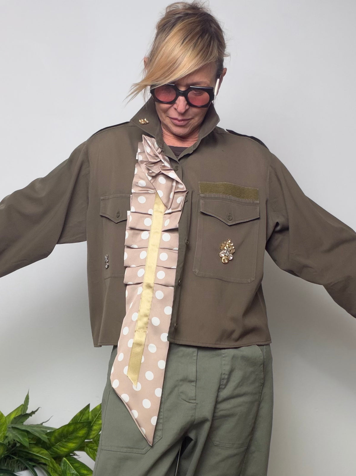 Giacca camicia verde militare con bavero a pois beige