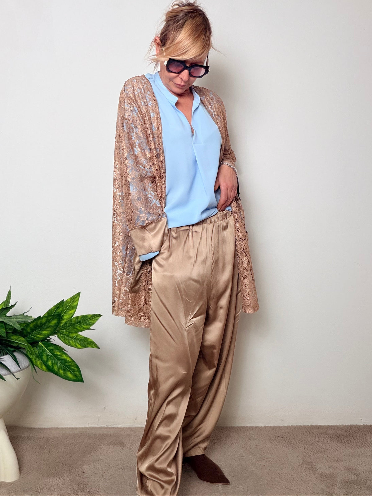 Pantalone in raso con elastico in fondo