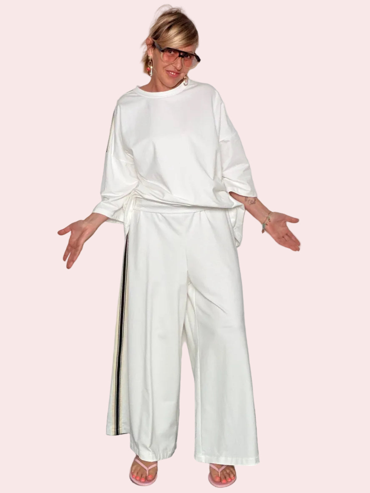 Pantalone Palazzo Wide Leg con Banda Sportiva Nera e Oro sul Fianco