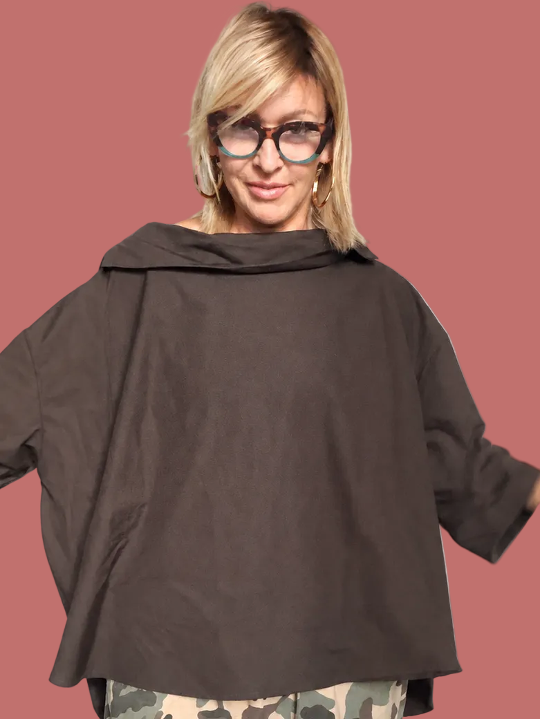 Camicia over asimmetrica con maxi collo