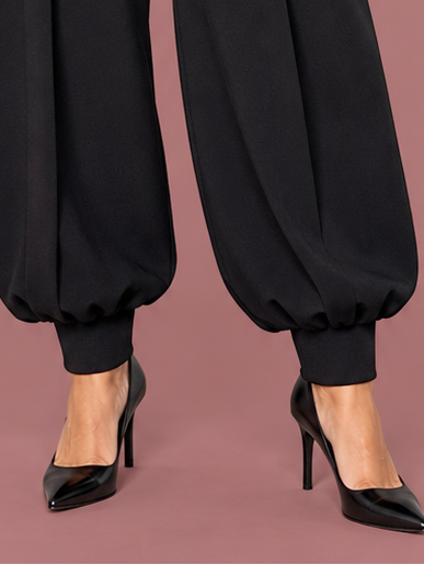 Pantalone nero ampio con polsino alla caviglia