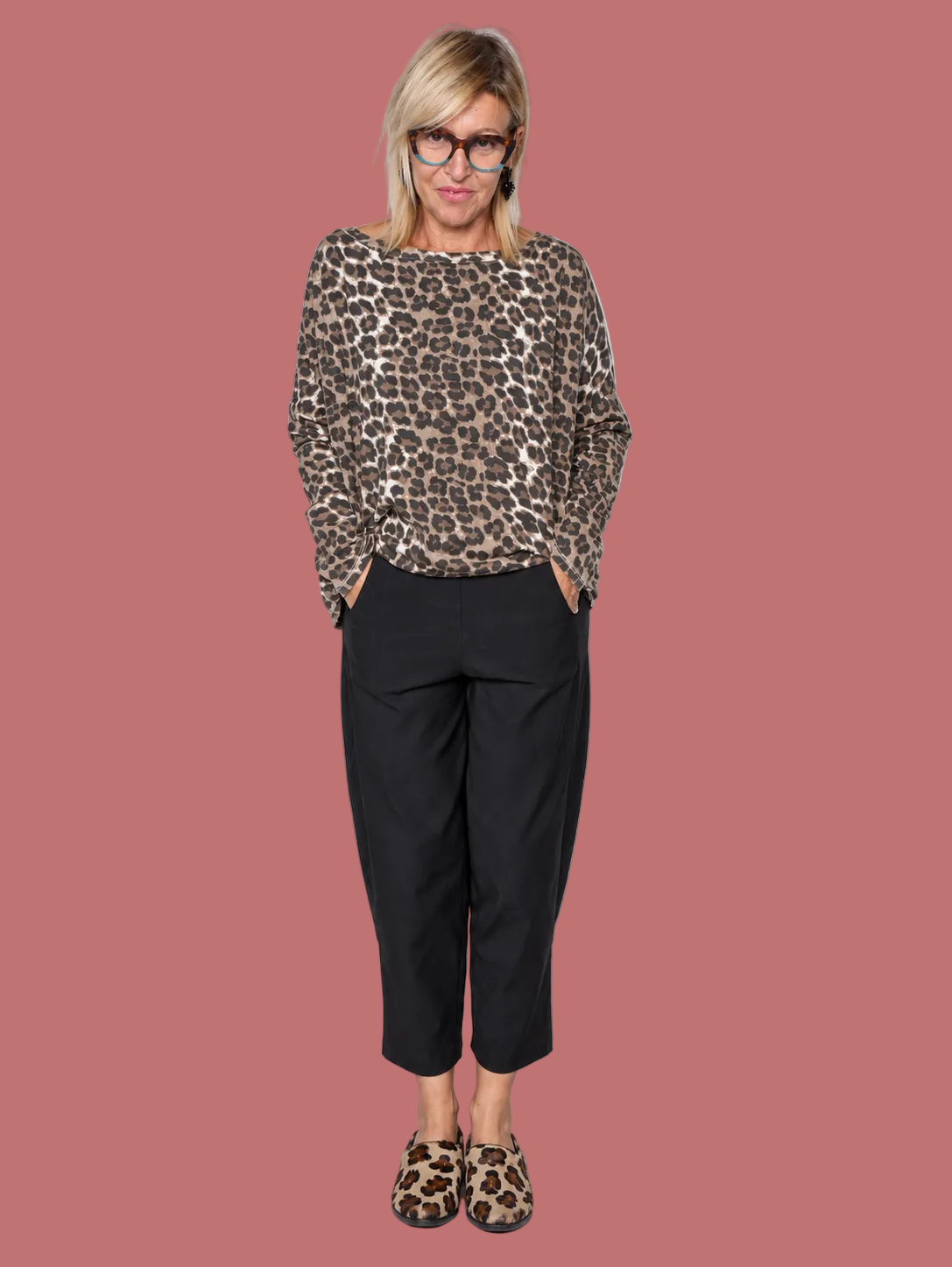 Pantalone nero in bengalina con tasche e linea affusolata