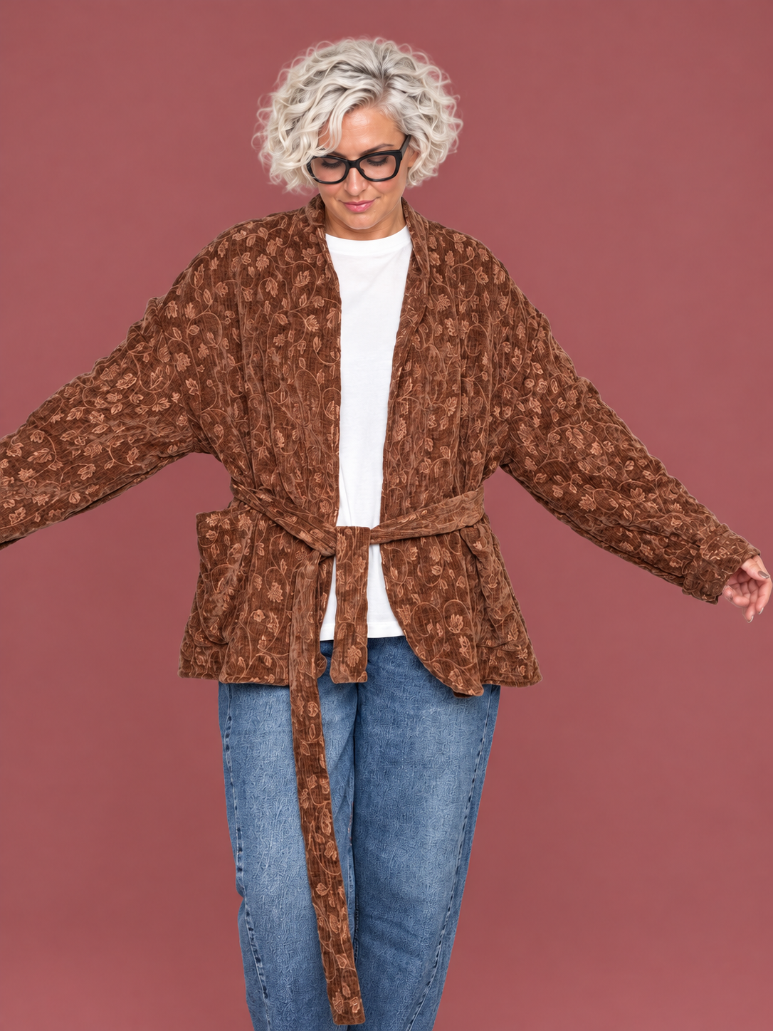 Giacca con ricami floreali e cintura Déjà Vu – Moro – modella master