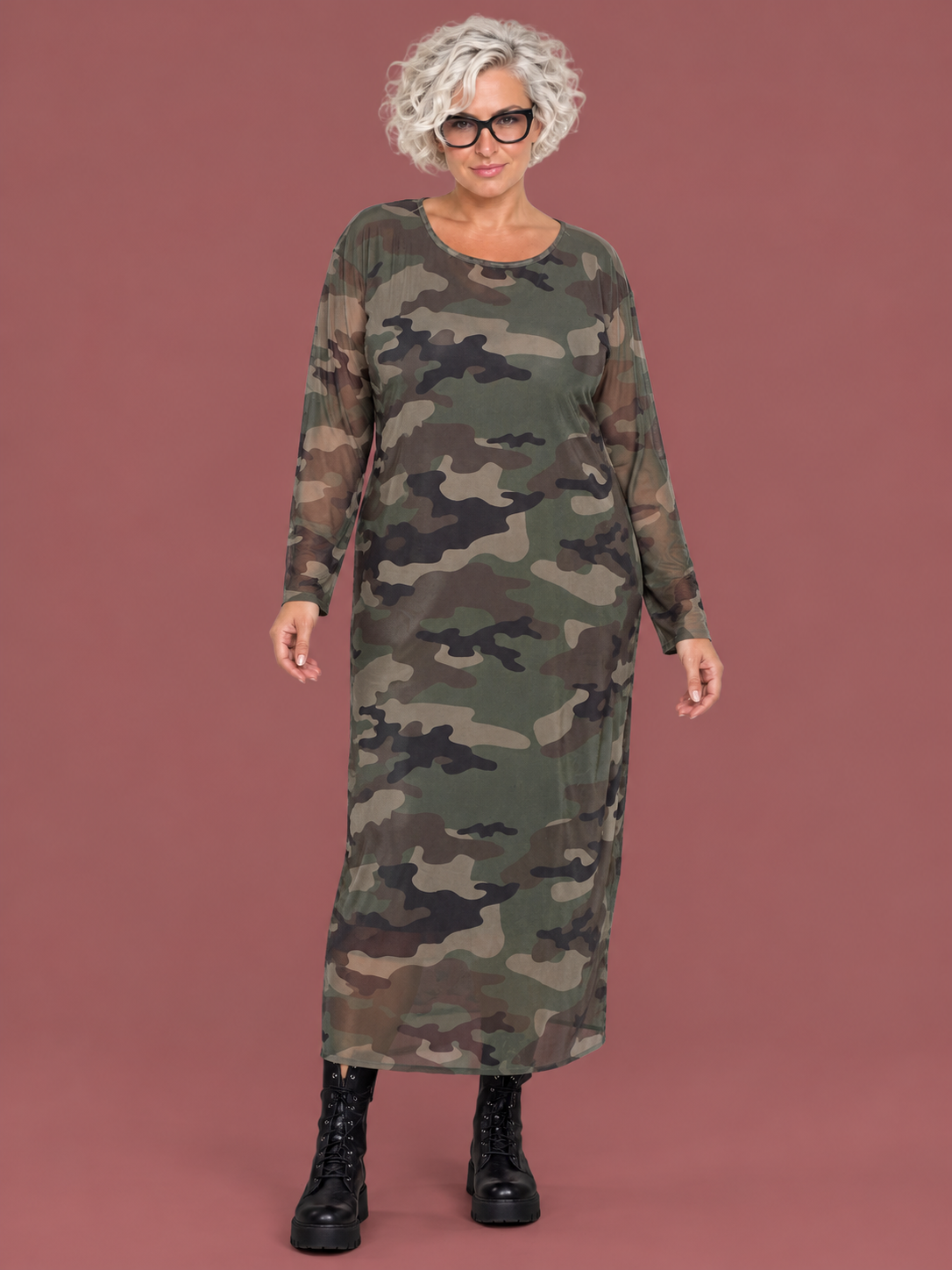 Abito Camouflage Semitrasparente con Maniche Lunghe indossato dalla modella master