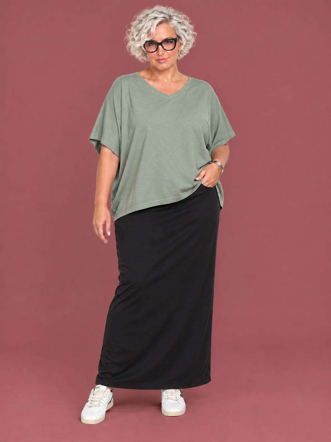 T-Shirt Oversize a Manica Pipistrello – Verde Salvia — modella curvy