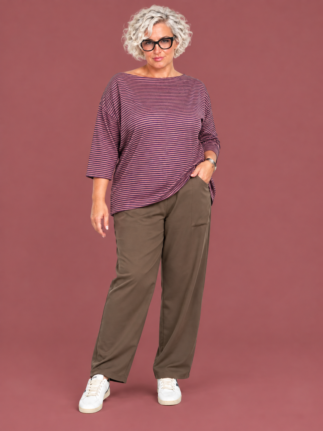Maglia Oversize a Righe Scollo a Barca | Maniche 3/4 — modella curvy