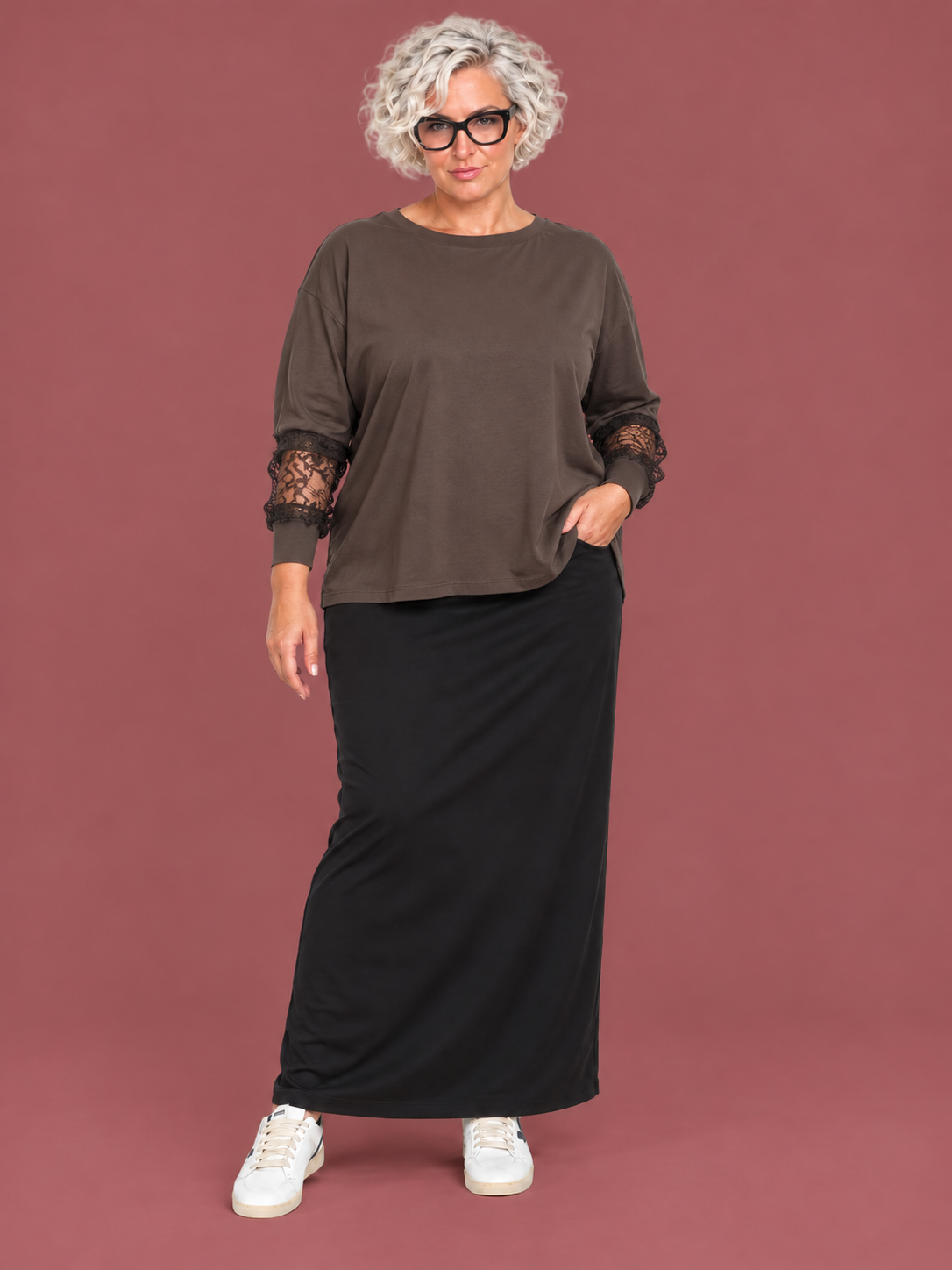 Maglia con maniche e dettaglio in pizzo — modella curvy