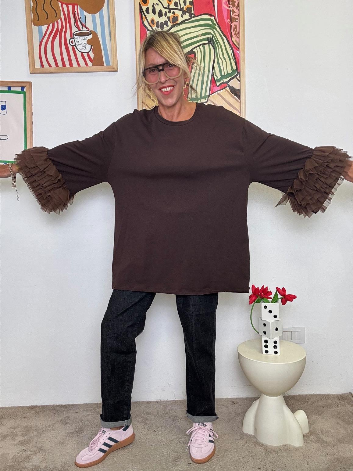 SUSY STAR - T-shirt nera oversize con maniche a balze in tulle La basic che non è basic! moro STS7273/ MORO SUSY STAR